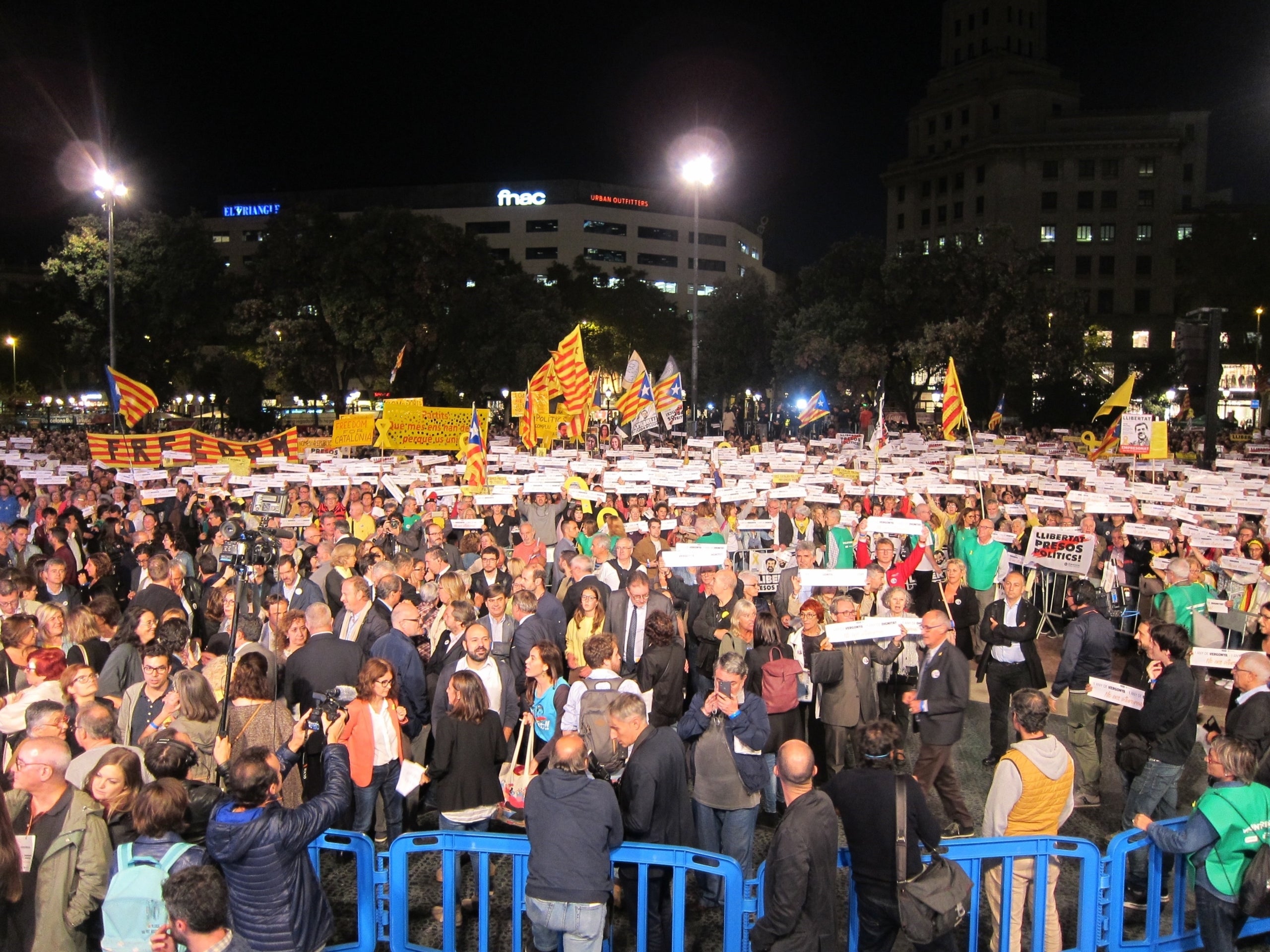 El termini màxim de presó provisional és justament de dos anys, prorrogable per igual termini, segons la Llei d'Enjudiciament Criminal. Imatge d'una concentració a Barcelona quan es complia el primer any de Cuixart i Sànchez a la presó. / EUROPA PRESS