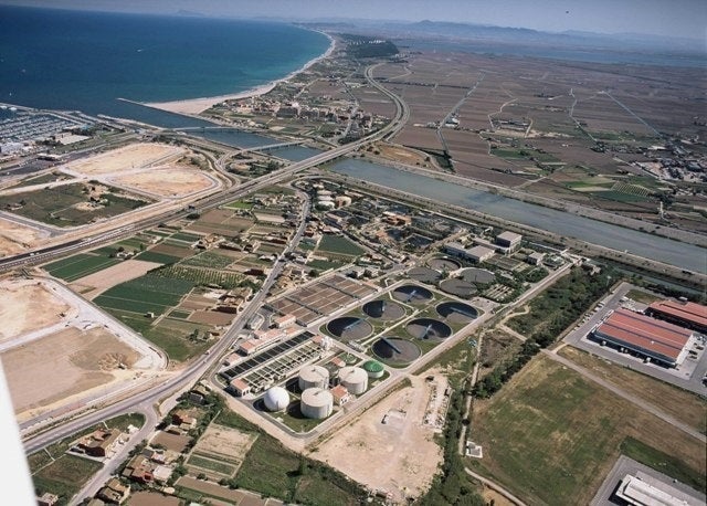 El denominat Sistema Pinedo és la instal·lació de sanejament d'aigües residuals més important de l'àrea metropolitana de València per la quantitat de cabal que tracta i perquè limita amb el parc natural de l'Albufera i el seu front litoral. / GVA