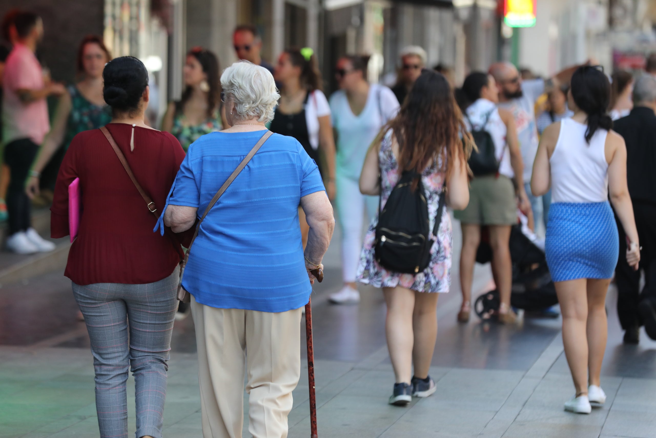 Part de les ajudes consisteixen en una prestació econòmica per a una persona cuidadora de l'entorn familiar. / MARTA FERNÁNDEZ EUROPA PRESS