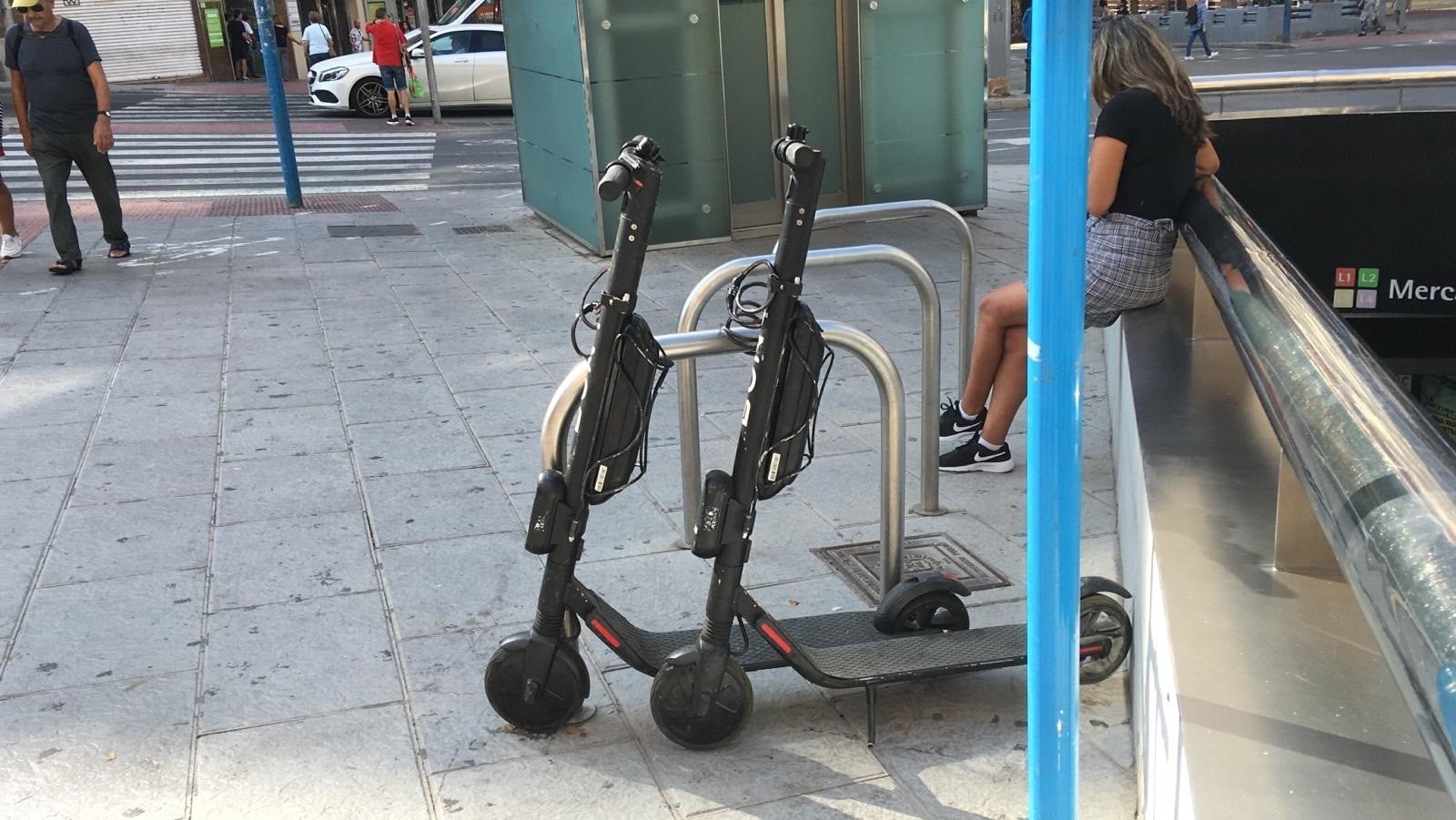 La norma prohibeix la circulació dels patinets per les voreres, per passeigs pavimentats, per parcs i per zones per als vianants. / AJUNTAMENT D'ALACANT