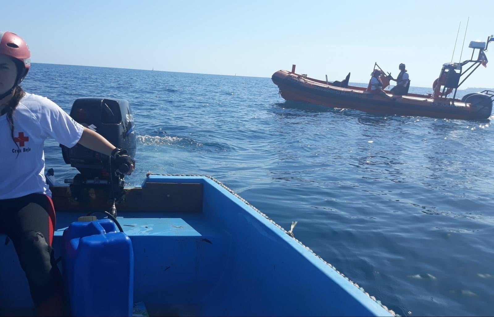 Efectius de Salvament Marítim busquen una embarcació en aigües d'Oriola. / CREU ROJA 