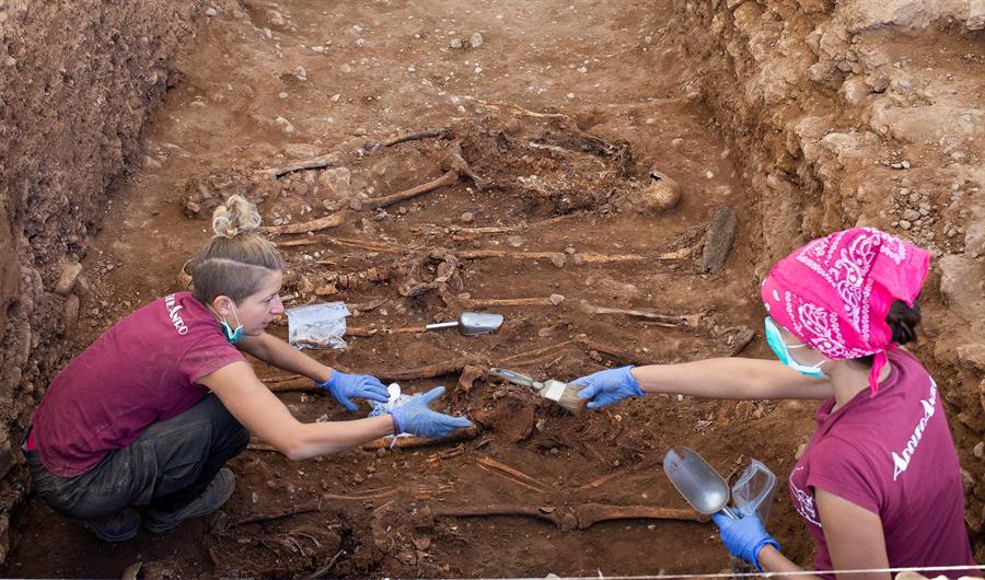 En aquesta segona fase de les exhumacions, l'equip d'ArqueoAntro tracta de localitzar i identificar les restes de huit homes que van ser assassinats entre l'abril i el maig del 1940. / EFE