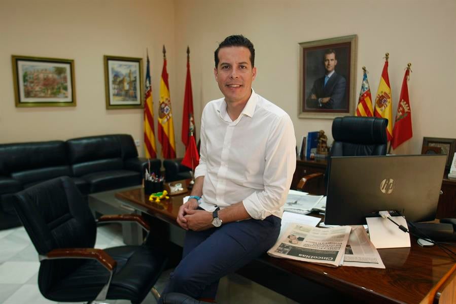 'Hem sigut un vehicle fonamental per a establir i garantir la democràcia al nostre país', ha assenyalat el president de la FVMP. Imatge d'arxiu. / EFE. MORELL 