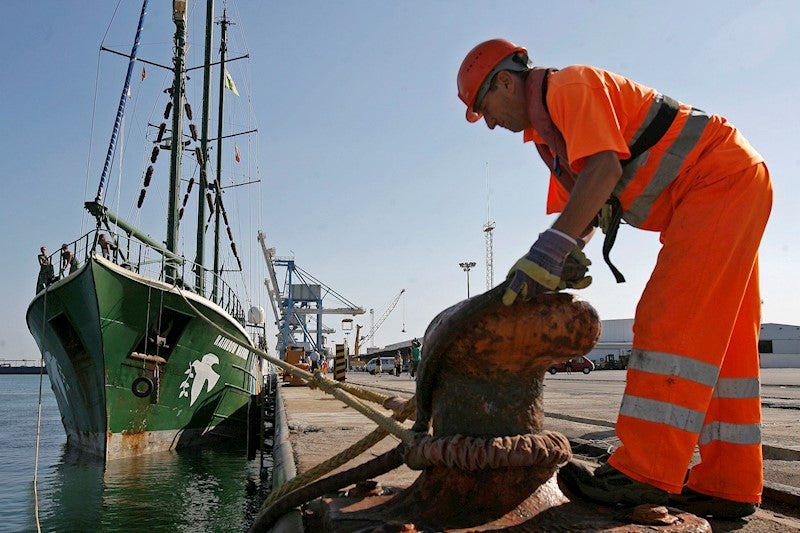 Imatge d'arxiu d'un mariner ajustant un dels cap d'un buc que atraca al port de Sagunt. / MANUEL BRUQUE / EFE