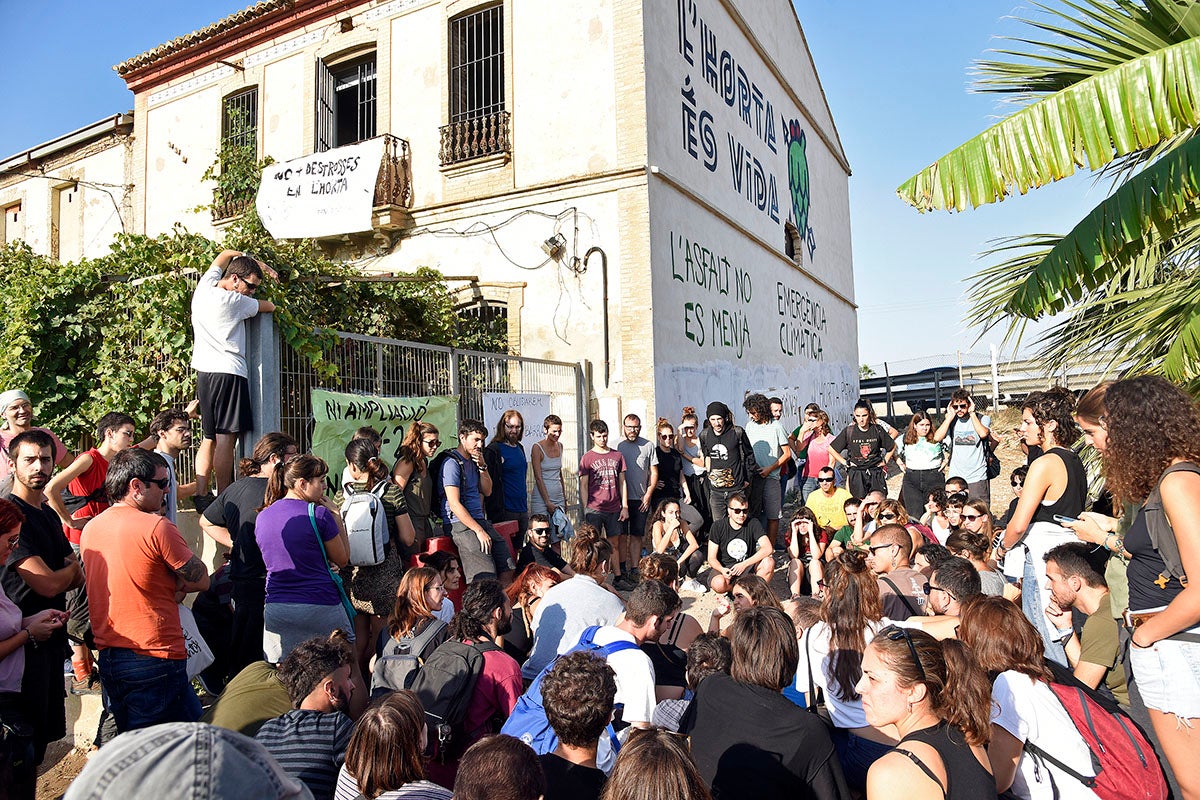 Des del Forn de Barraca insisteixen a assenyalar la contradicció de declarar l'estat d'emergència climàtica i, al mateix temps, insistir en 'un model de desenvolupament propi del passat que no ha tingut en compte els límits del planeta'. / DANIEL GARCÍA-SALA