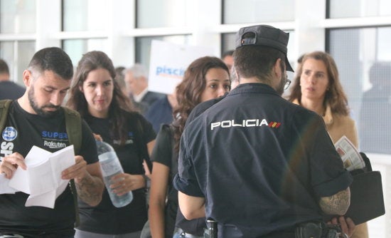 La policia està demanant les targetes d'embarcament a totes les persones que volen accedir a l'aeroport del Prat. / XAVI TOSCANO / ACN