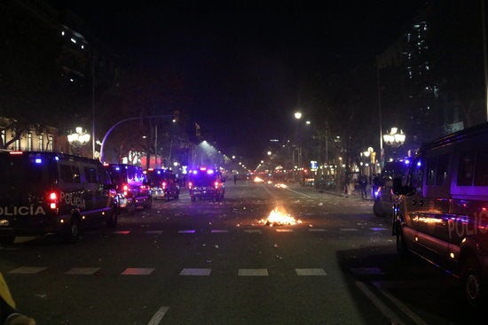 Vista general del Passeig de Gràcia, tallat al trànsit i amb xicotetes fogueres i furgonetes policials. / POL SOLÀ / ACN