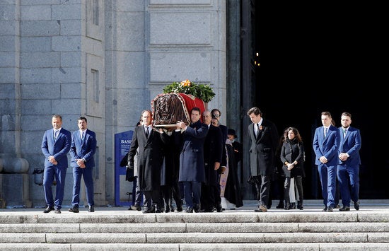 Els familiars han sigut els encarregats de traslladar el fèretre des de la cripta de la basílica fins al cotxe fúnebre. / POOL  /EFE