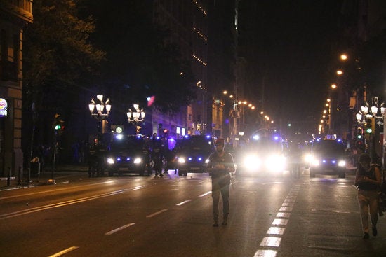 Pla general del cordó de furgones de la Policia Nacional davant la Prefectura de Via Laietana, a Barcelona, aquest dilluns. / MARIONA PUIG, ACN