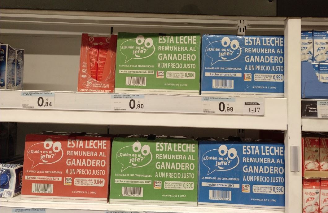 Els consumidors poden trobar a les prestatgeries del supermercat la llet des del dia 16 d'octubre i els ous des del dia 26 del mateix mes. / ¿QUIÉN ES EL JEFE?