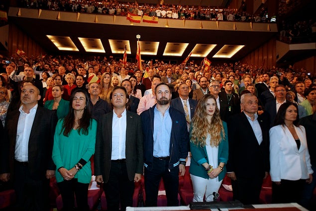 Malena Contestí, diputada de Vox al Congrés per les Balears, a l'esquerra de Santiago Abascal. / EUROPA PRESS