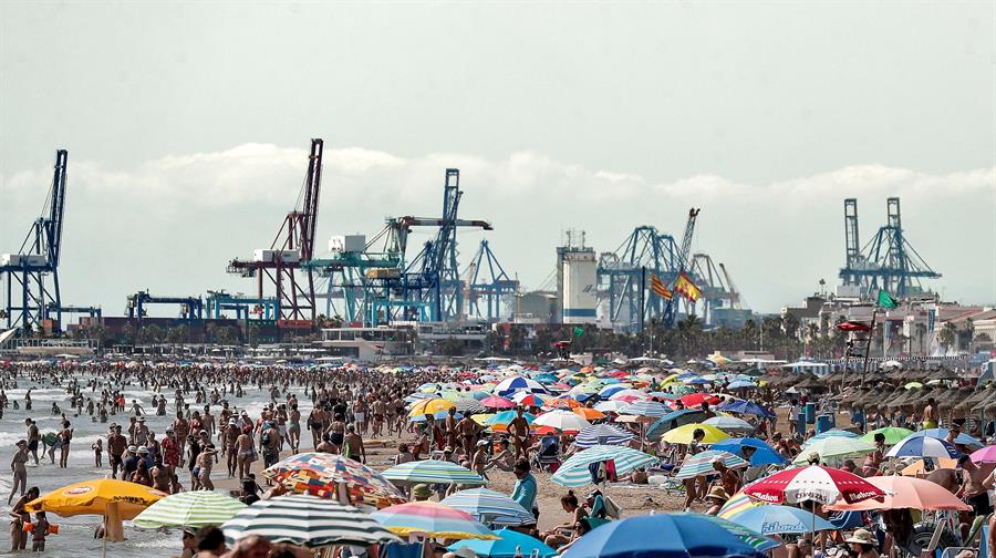 El 2007, quan Ábalos era regidor a l'Ajuntament de València, el grup socialista va al·legar contra l'ampliació del port a causa de 'l'impacte visual que suposaria des de la platja de la Malva-rosa'. / MANUEL BRUQUE, EFE