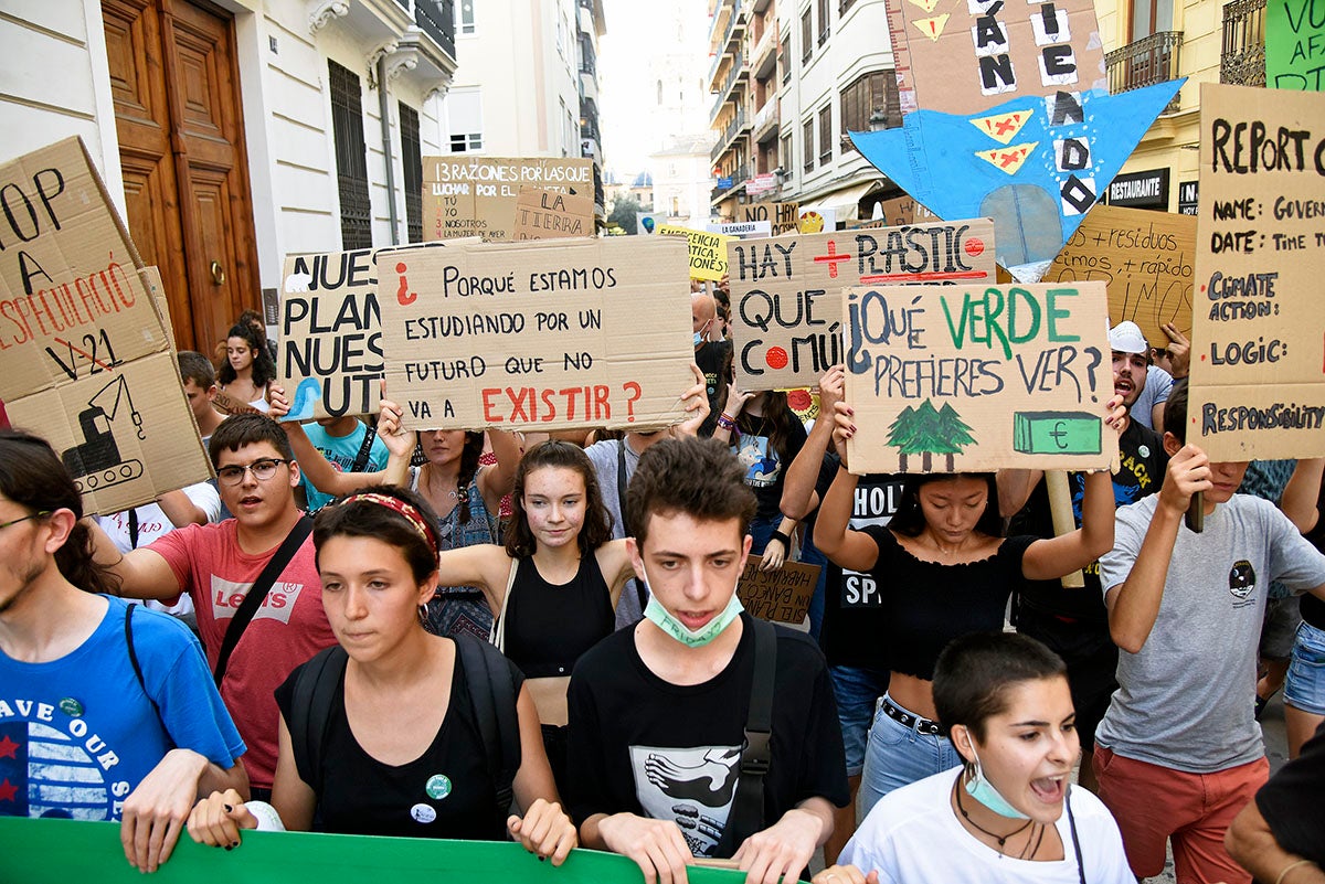 La jornada, que tindrà ponències tant al matí com a la vesprada, s'estructura en dos blocs: 'Realitat científica i transmissió a la societat' i 'Acció pública - Polítiques'. Imatge de la manifestació pel clima de divendres passat. / DANIEL GARCÍA-SALA