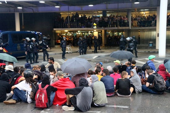 Un grup de manifestants a l'aeroport del Prat convocats per Tsunami Democràtic aquest dilluns. / MIQUEL CODOLAR, ACN