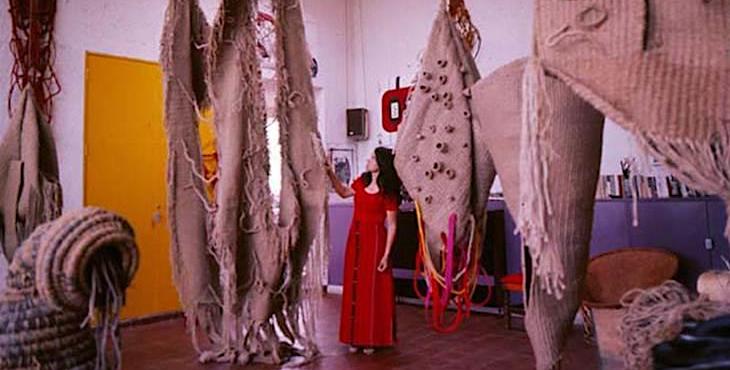 Marta Palau (Albesa, la Noguera, 1934) amb algunes de les seues obres