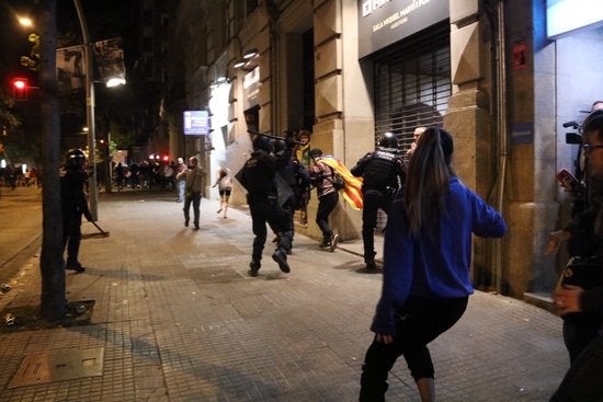 Els Mossos d'Esquadra carreguen contra un manifestant a Girona en una jornada de protesta per la sentència de l'1-O. / GEMMA TUBERT, ACN