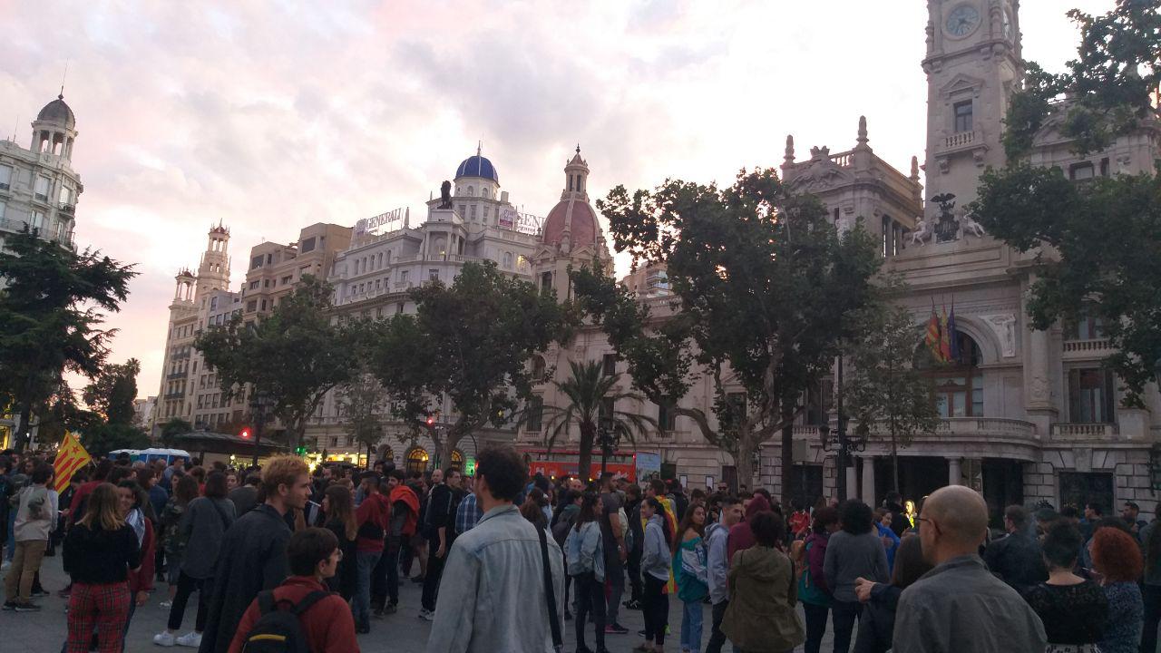 Un centenar de persones es manifesten a València contra la sentència de l'1-O. / DLV 