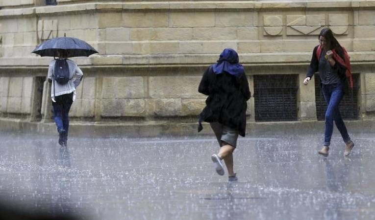 La previsió és que el temporal deixe precipitacions acumulades de 100 litres per metre quadrat en tan sols 12 hores. / EFE