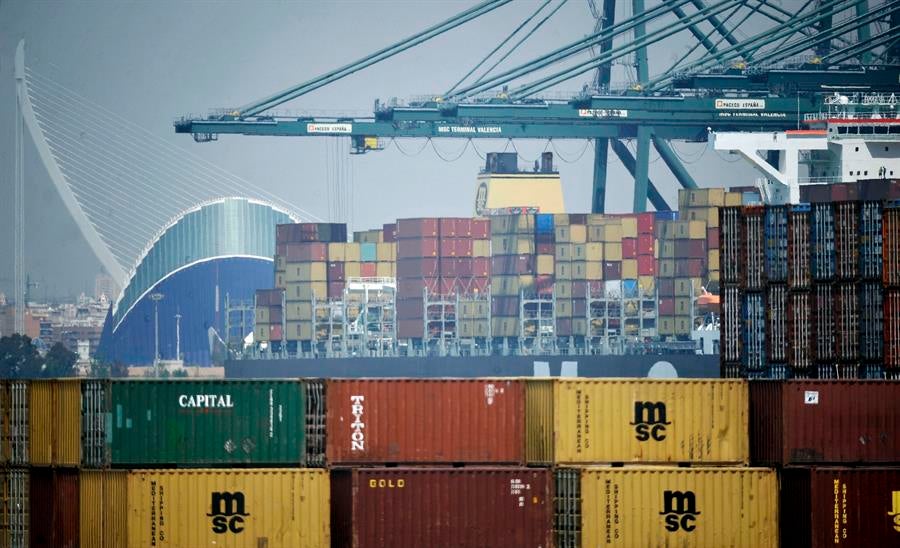 A parer de la consellera Mireia Mollà, 'estaria bé que la ministra contestara ja i que resolguérem el dubte', és a dir, saber si Teresa Ribera considera que cal una nova DIA sobre el projecte d'ampliació. Vista general d'una terminal del port de València. / KAI FÖRSTERLING, EFE