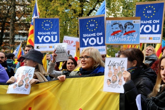 Participants d'una manifestació a Brussel·les el 12 de novembre del 2017 en defensa dels polítics catalans empresonats. / LAURA POUS, ACN