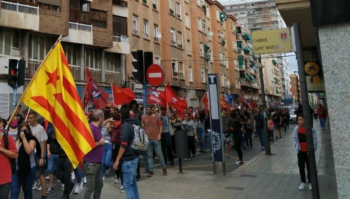 Sota el crit 'la solidaritat, la nostra millor arma', vora 400 persones han recorregut els carrers de la ciutat. / ENDAVANT L'ALACANTÍ