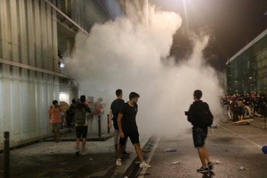 Diverses entitats han denunciat l'ús de pilotes de goma per part de la Policia Nacional en les càrregues que es van produir aquest dilluns a l'aeroport del Prat durant les protestes per la sentència del Tribunal Suprem sobre l'1-O. / MIQUEL CODOLAR, ACN