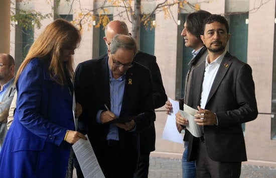 El president Quim Torra ha acudit a la Ciutat de la Justícia acompanyat del conseller de Territori, Damià Calvet, i de la cap de llista de JxCat al 10N, Laura Borràs, entre altres membres del partit. / SÍLVIA JARDÍ, ACN