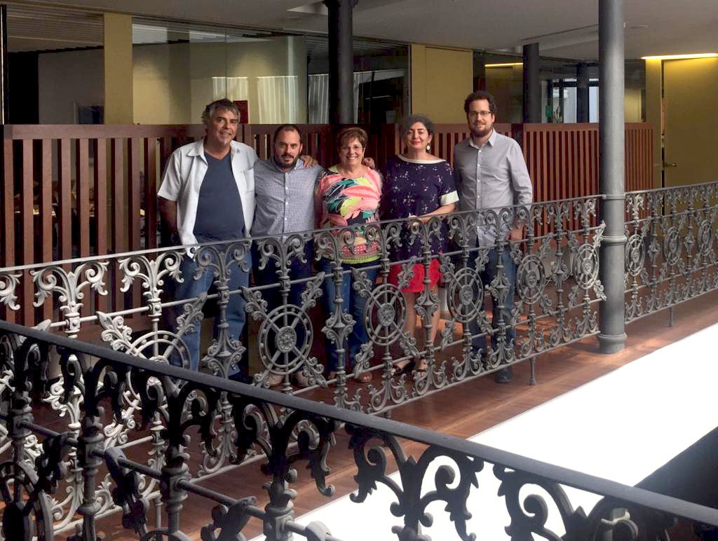 A la reunió, celebrada a l'Octubre Centre de Cultura Contemporània, van assistir representants d’Acció Cultural del País Valencià, Plataforma per la Llengua, Ciemen, A Mesa pola Normalización Lingüística i Kontseilua – Euskaren Gizarte Erakundeen. / ACPV