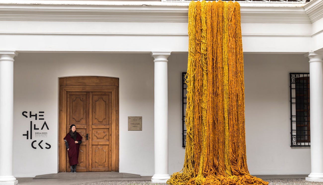 Sheila Hicks a l'entrada de la seua exposició al Museo Precolombino de Santiago de Xile