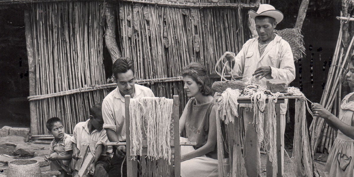 Sheila Hicks aprenent a teixir amb Rufino Reyes, Mitla, Oaxaca, Mèxic, 1961 (detall)