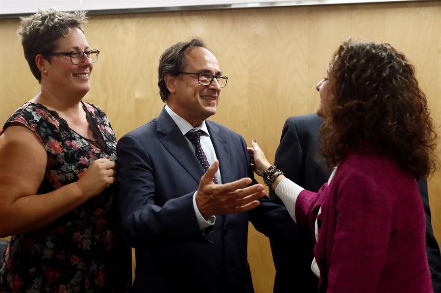 Respecte als ajusts de 365 milions aprovats pel Consell, la ministra ha coincidit que no es tracta de retallades. El conseller d'Hisenda, Vicent Soler, saluda l'actual ministra d'Hisenda en funcions, María Jesús Montero, en una imatge d'arxiu. / MARISCAL, EFE