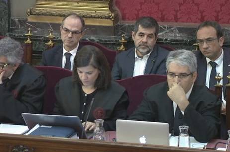 Pla mitjà, extret de senyal institucional, de Jordi Turull, Jordi Sànchez i Josep Rull, asseguts darrere dels seus advocats al Suprem el 26 de març del 2019. / SENYAL TRIBUNAL SUPREM