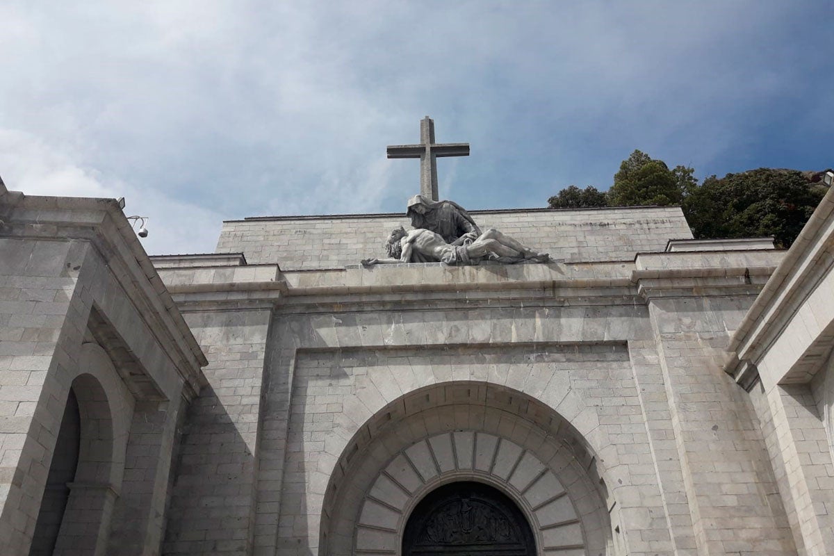 El Tribunal Suprem ha afirmat en una interlocutòria feta pública aquest dimecres que el prior no pot impedir el trasllat de les restes del dictador i sosté que la seua negativa va 'decaure' amb la sentència que va desestimar el recurs de la família Franco. / EUROPA PRESS