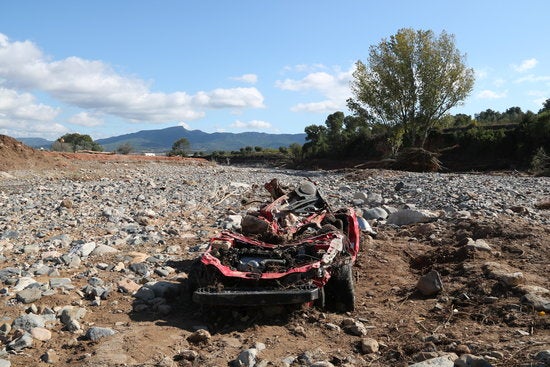 Pla general d'un vehicle arrossegat per l'aiguat en una de les lleres del riu Francolí, al terme municipal de Montblanc. / MAR ROVIRA, ACN