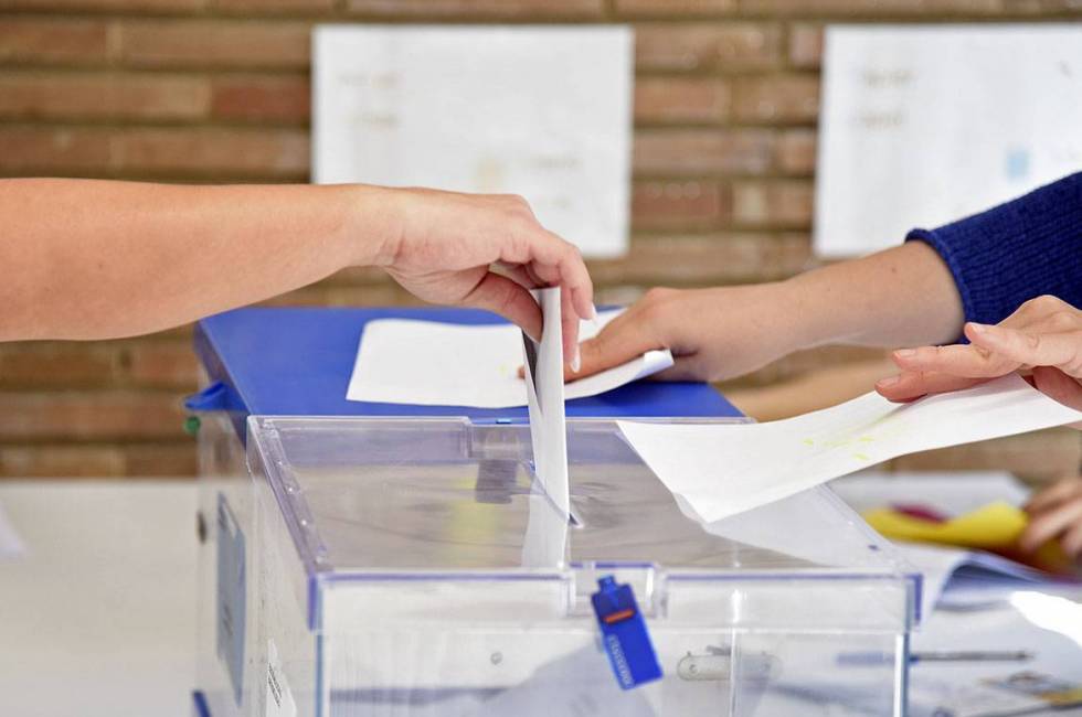 Els ciutadans escollits per sorteig per a les meses electoral rebran en els pròxims dies la corresponent notificació, junt amb un manual d'instruccions sobre les funcions. / DANIEL GARCÍA-SALA