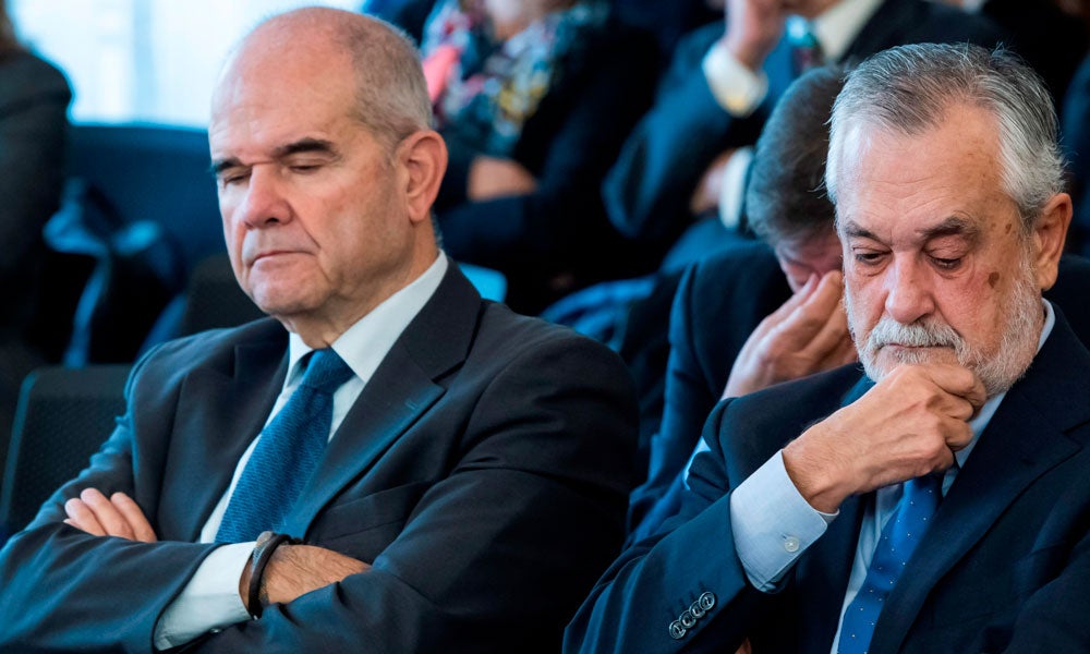 Els expresidents andalusos Manuel Chaves i José Antonio Griñán, en la sala de l'Audiència de Sevilla el passat desembre on se seguia el judici pel cas dels ERO. / POOL