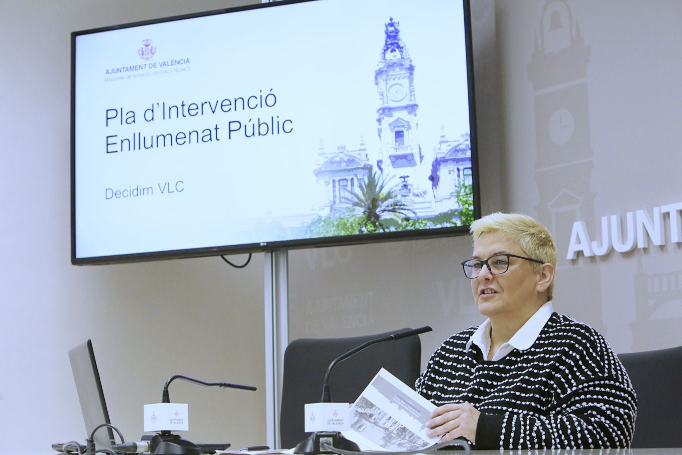 La regidora de Gestió de Recursos, Luisa Notario, ha presentat aquest divendres el projecte de l'execució de la proposta de renovació de l'enllumenat. / DLV