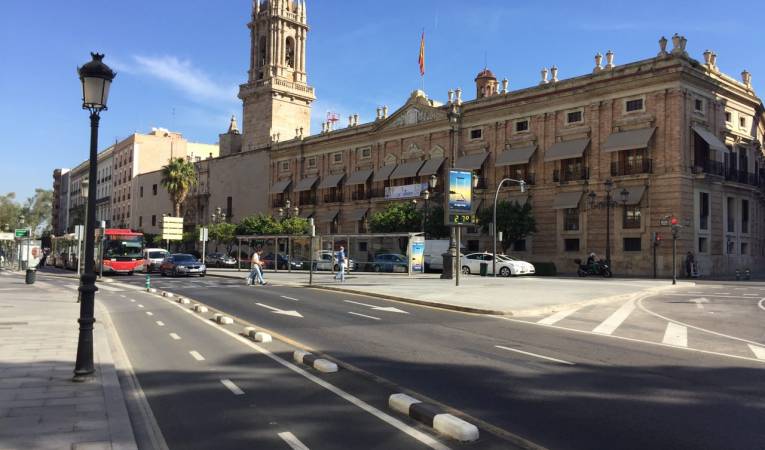 Els termòmetres podrien arribar a marcar els 29 graus a València. / DLV