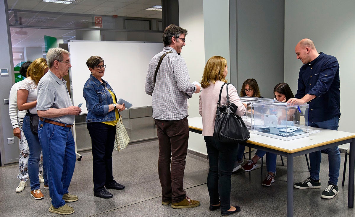 L'electorat valencià escull hui 32 diputats del Congrés (12 per la circumscripció electoral d'Alacant; 5, per la de Castelló, i 15, per la de València), i 12 senadors (4 per cada circumscripció electoral). / DANIEL GARCÍA-SALA