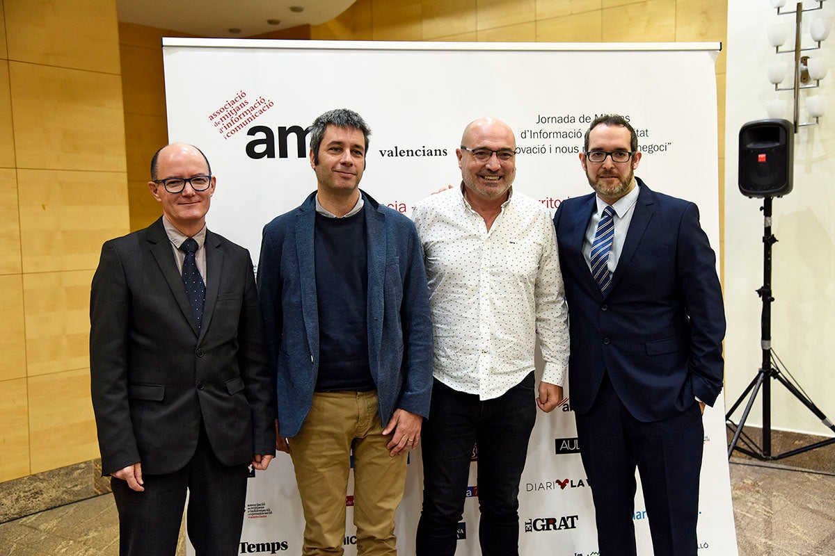 La presentació ha comptat amb el suport de representants institucionals tant de la Generalitat com de la Diputació de València. A la foto, d'esquerra a dreta: Josep Ritort (gerent de l'AMIC), Marc Jiménez (subdirector de Política Lingüística de la Generalitat), Xavier Rius (diputat de Cultura de la Diputació de València) i Àlex Ladrón de Guevara (vocal de l'AMIC). / DANIEL GARCÍA-SALA