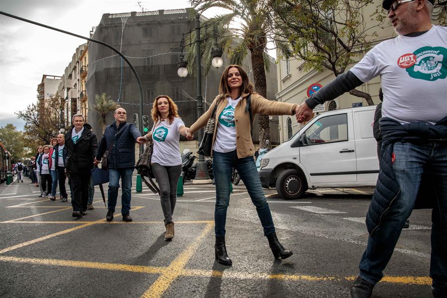 La cadena humana s'ha celebrat aquest divendres. / BIEL ALIÑO, EFE