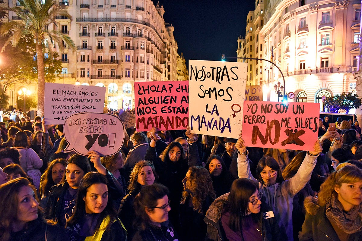 'No són mortes, són assassinades', 'Cap agressió sense resposta', 'Diguem ja a la justícia patriarcal', han clamat milers de manifestants a València. / DANIEL GARCÍA-SALA