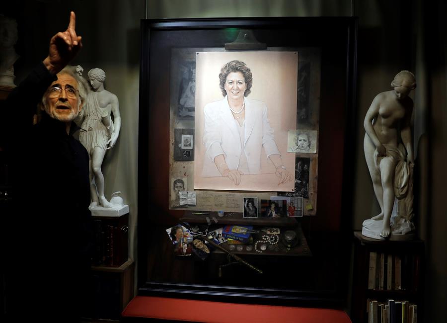 L'artista Luis Massoni ha presentat el retrat, que serà exposat a l'Ajuntament de la ciutat. / EFE. / JUAN CARLOS CÁRDENAS