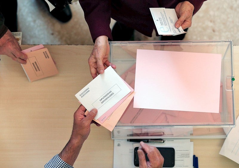 Foto d'arxiu d'un elector votant en un col·legi electoral de València. / EFE