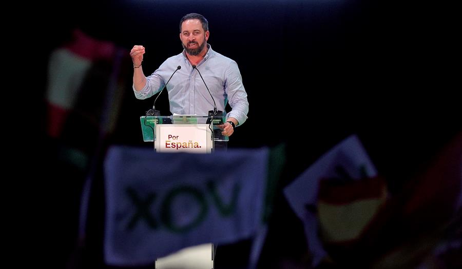 La Fiscalia entén que la falsa atribució realitzada al compte de Twitter oficial de Vox pot revestir indicis d'un delicte d'odi. / MANUEL BRUQUE, EFE