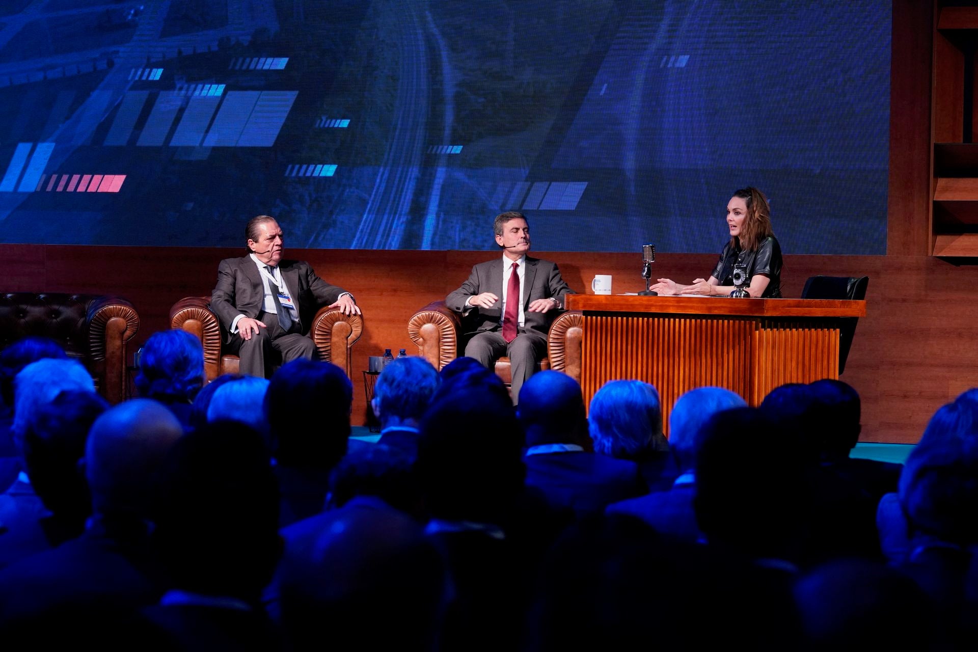 Boluda i Saura van protagonitzar una conversa al més pur estil televisiu en la qual van comentar els avanços del Corredor Mediterrani. / AVE