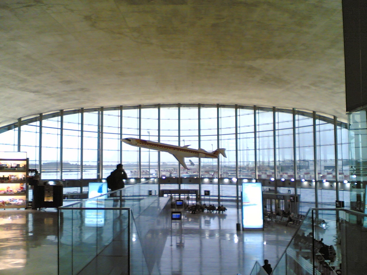 Tal com anuncia el director de l'Aeroport de València, Joaquín Rodríguez Guerrero, hi ha 24 aeronaus en 'evident estat d'abandonament al citat aeroport'. / JJ MERELO