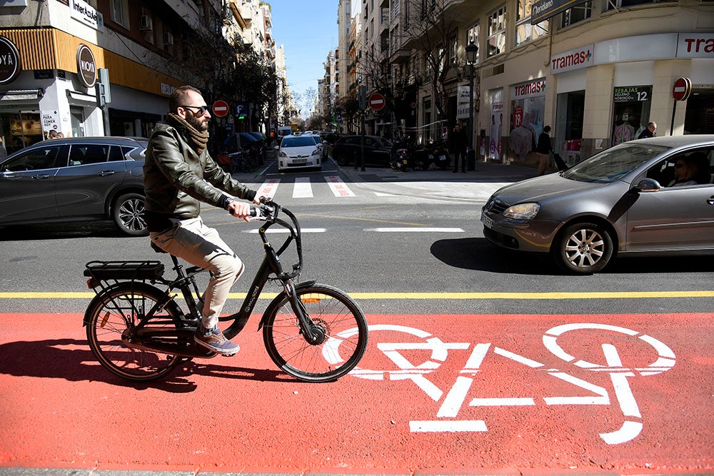 Tan necessari és tindre carrils per on circular com tindre un lloc còmode, segur i econòmic on guardar la bicicleta quan no s'utilitza. I això no és tan fàcil. / DANIEL GARCÍA-SALA