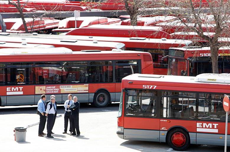 L'EMT augmentarà el número de viatges i autobusos de la línia 9 per a mantindre la freqüència en hores punta i millorar-la de vesprada. / EFE BIEL ALIÑO