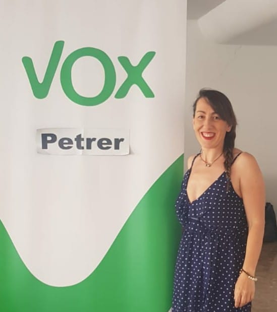 Per a Mónica Oltra, l'actitud de Marisol Sanchis Martínez  'confirma la descripció' que el professor fa de Vox. / FACEBOOK VOX Petrel